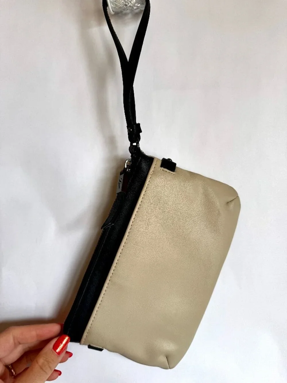 Vera Wang black logo